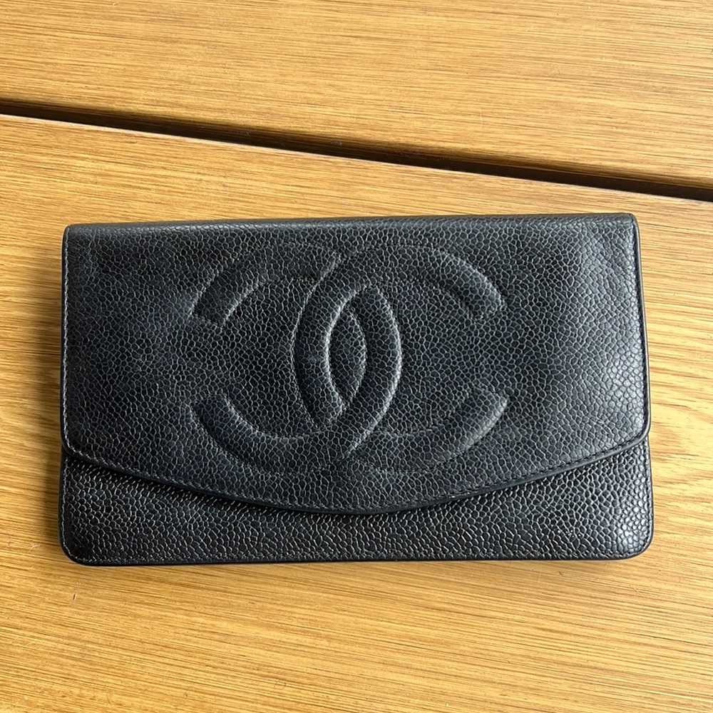 CHANEL Black Leather Shoulder Bag - Picture 4 of 16